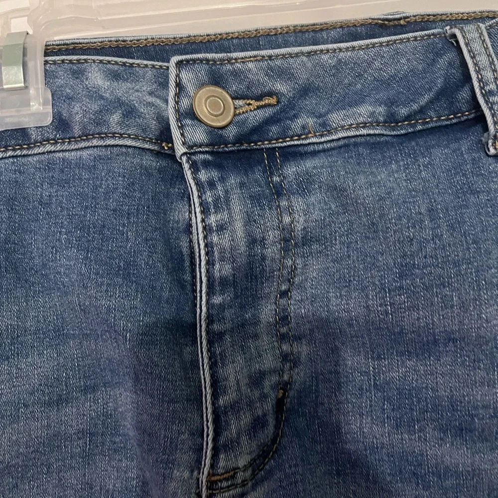 Women's Denim Shorts with Lace Trim - Picture 4 of 6